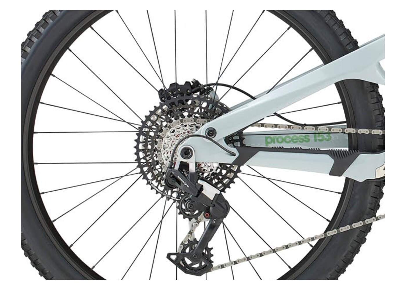Detalhe do dropout traseiro da Kona Process 153, com o pivô no seatstay acima do eixo destacado