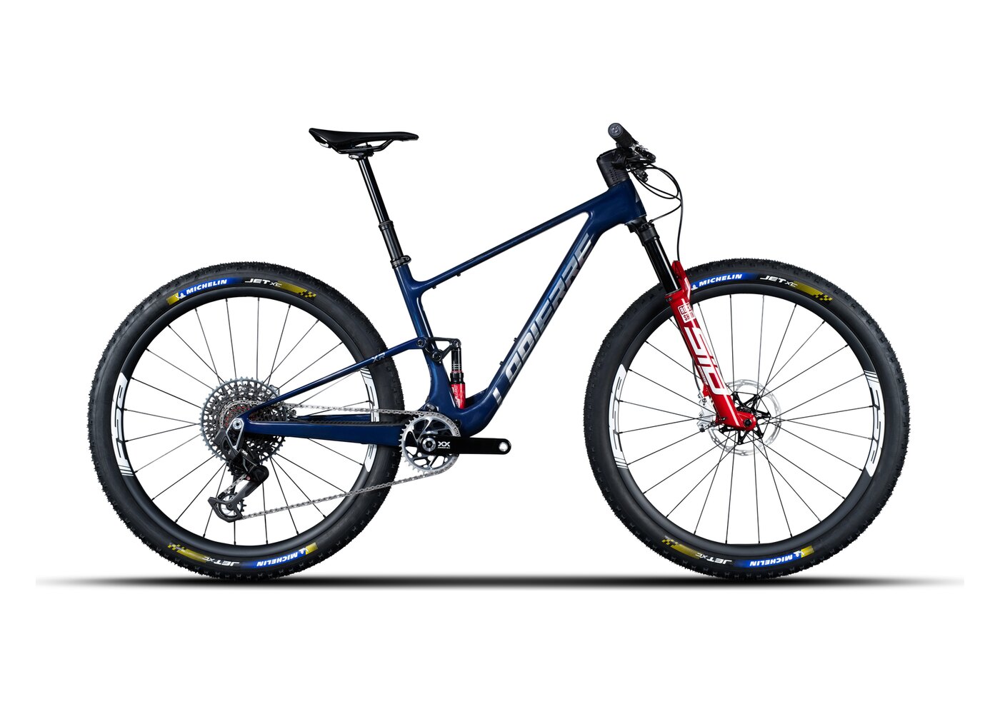 Lapierre XR 2027 de perfil, com o amortecedor vertical junto ao movimento central destacado